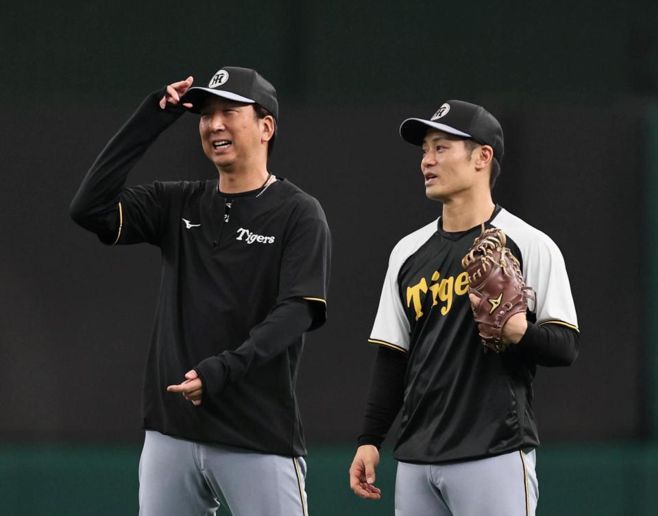 　話をする藤川監督と坂本（撮影・田中太一）