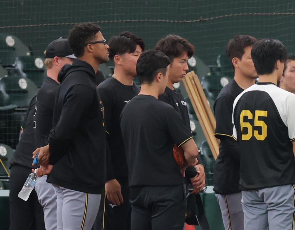 　投手ミーティングに参加するデュプランティエ（左）＝撮影・西岡正