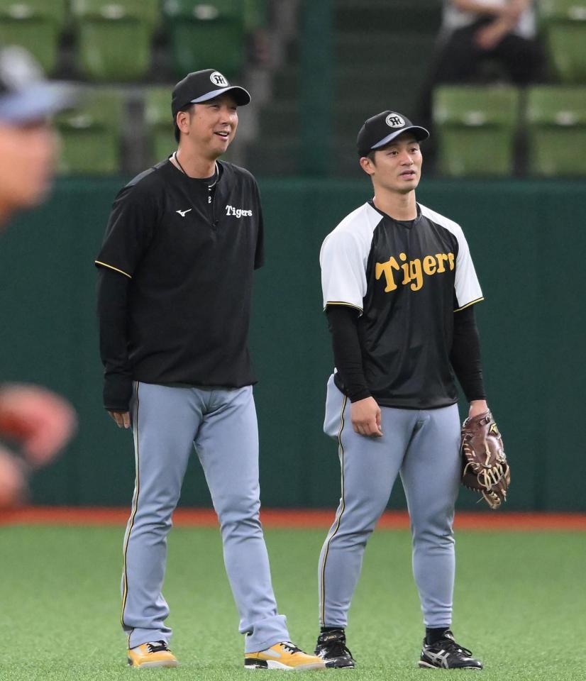 　試合前に話し込む藤川監督と坂本（右）＝撮影・堀内翔