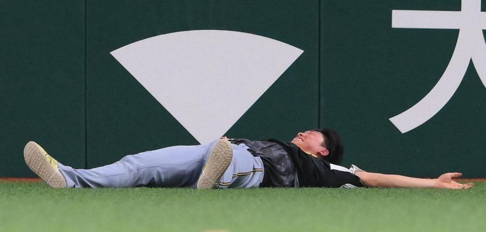 　試合前の練習中、逆立ちした後で大の字になる湯浅（撮影・堀内翔）