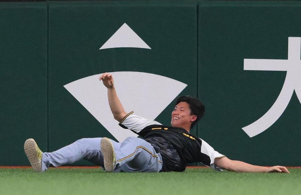 　試合前の練習中、逆立ちした後にグラウンドで大の字になる湯浅（撮影・堀内翔）