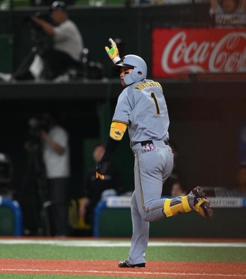 　１回、森下が左越えに先制のソロを放つ（撮影・堀内翔）