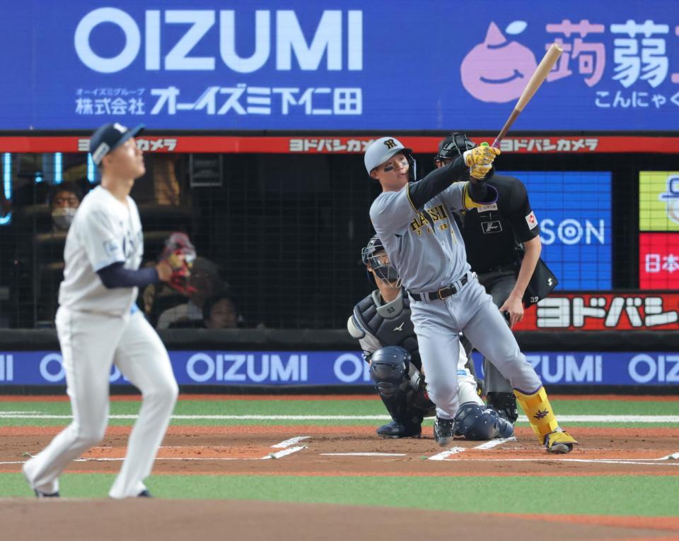 　１回、先制ソロを放つ森下（撮影・西岡正）