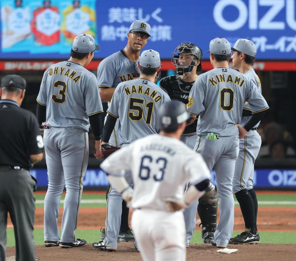 　２回、ピンチでデュプランティエの所へ集まる阪神ナイン（撮影・西岡正）