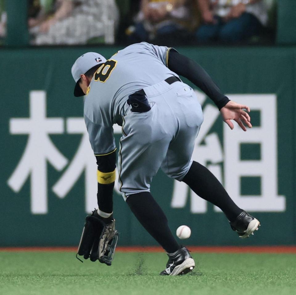 　２回、山村の打球を後逸する佐藤輝（撮影・田中太一）