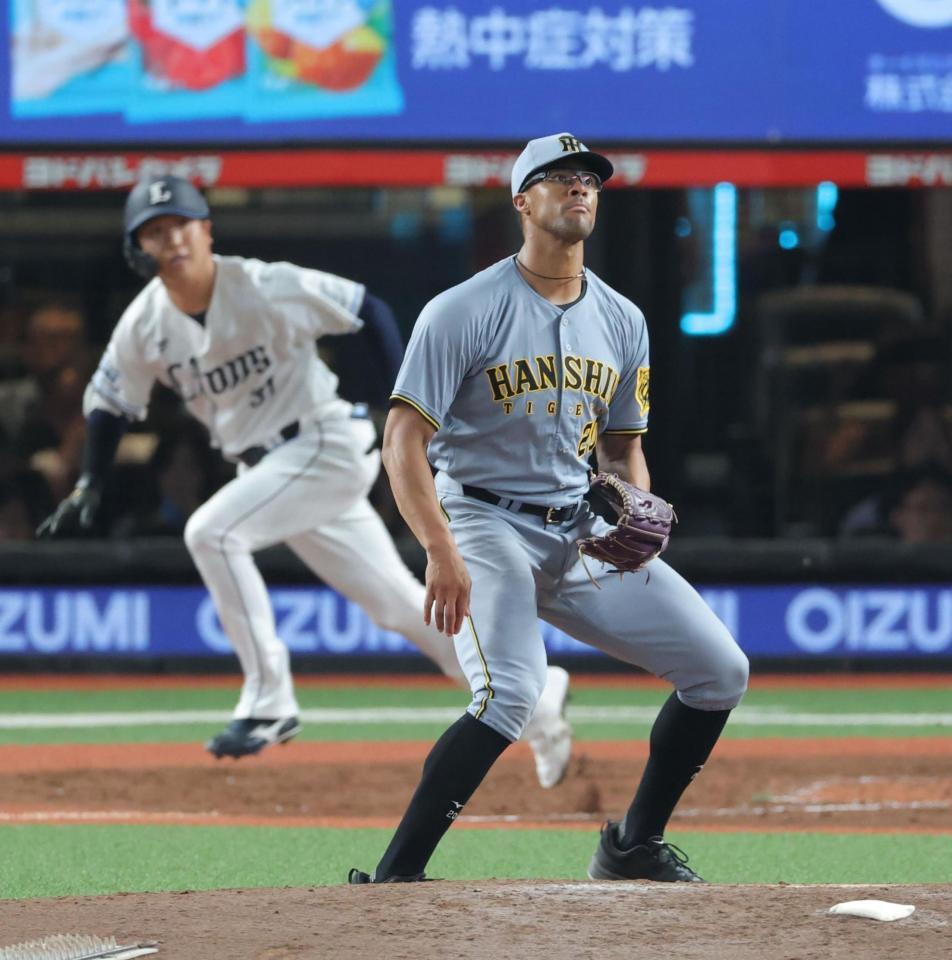 　４回、平沼（左）に適時打を浴びるデュプランティエ（撮影・西岡正）