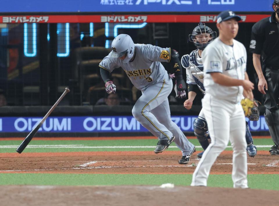 　８回、遊ゴロに倒れる大山（撮影・西岡正）