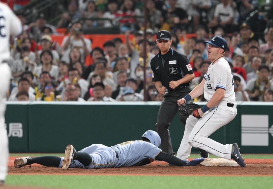 　８回、けん制球でタッチアウトになる一走の佐藤輝。一塁手はネビン（撮影・堀内翔）