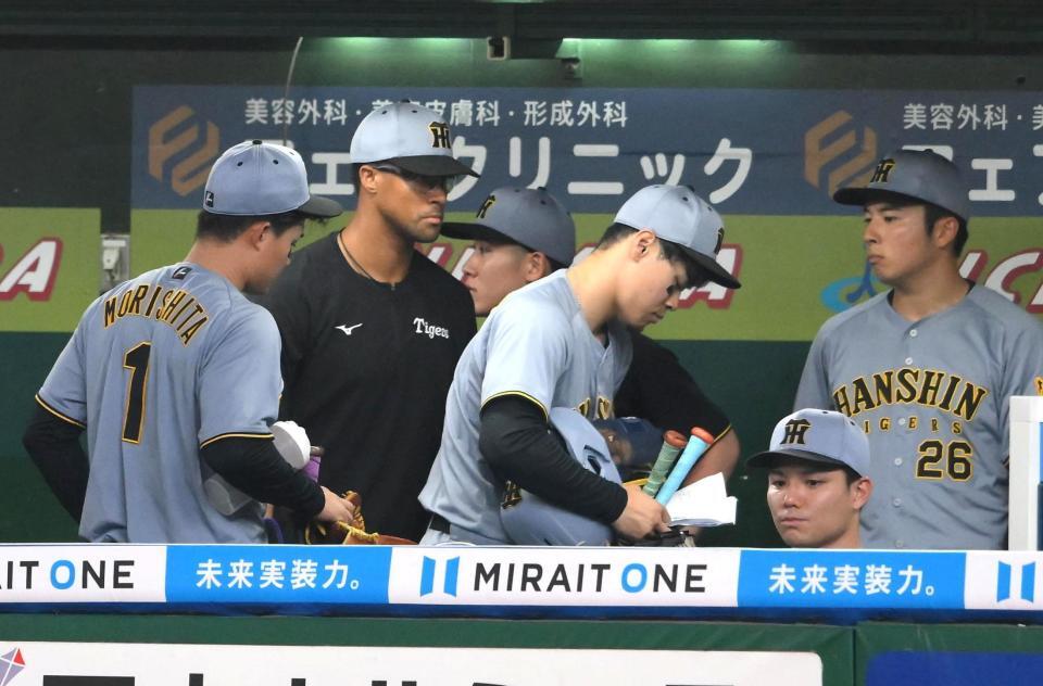 　試合後、ベンチを後にする佐藤輝（中央）。左から森下、デュプランティエ（撮影・堀内翔）