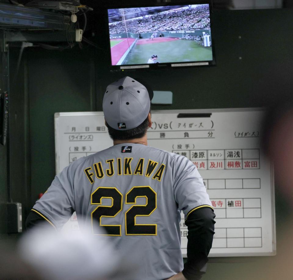 　モニターに映るブルペンを見つめる藤川監督（撮影・田中太一）