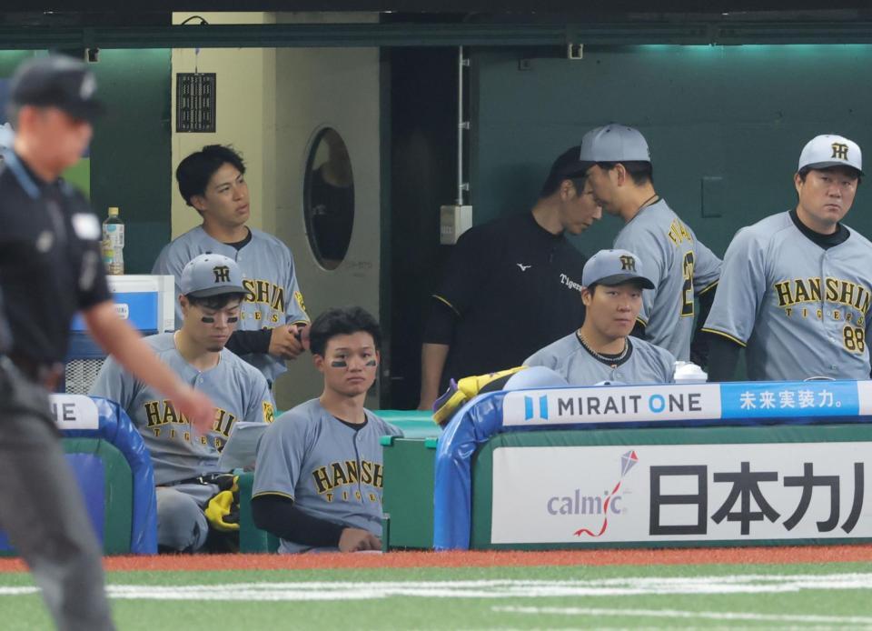 　西武に敗れ、足早に引き揚げる藤川監督（右から２人目）＝撮影・西岡正