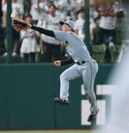 　４回、平沼の打球を後逸し追加点を許す森下（撮影・田中太一）