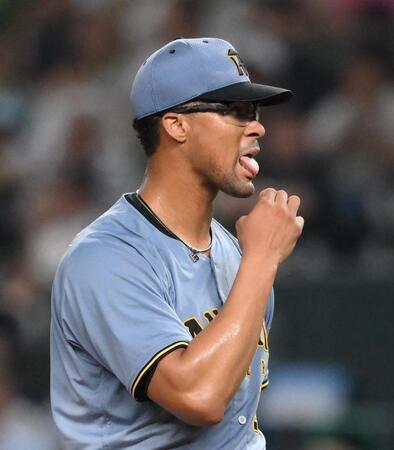 　２回、西川に四球を与えて舌を出すデュプランティエ（撮影・堀内翔）