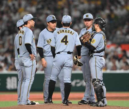 　７回途中、マウンドに集まる椎葉（右から２人目）ら阪神ナイン（撮影・堀内翔）