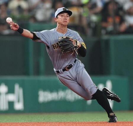 　５回、セデーニョの打球を好捕し一塁へ送球する熊谷（撮影・田中太一）