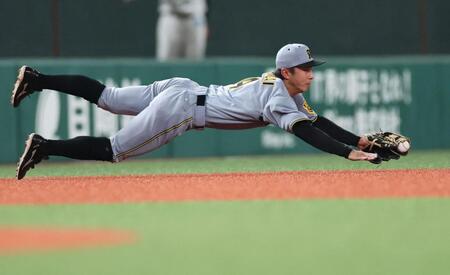 　５回、セデーニョの打球を好捕する熊谷（撮影・田中太一）