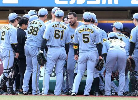 　試合前円陣で声出しするヘルナンデス（中央）（撮影・西岡正）