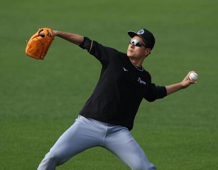 　調整する大竹（撮影・金田祐二）