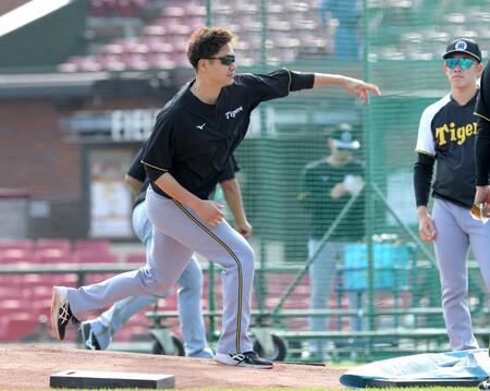 　マウンドの感触を確認する大竹（撮影・西岡正）