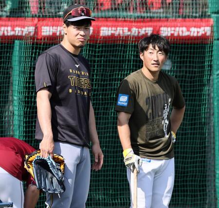 　小深田と話をする佐藤輝（撮影・田中太一）