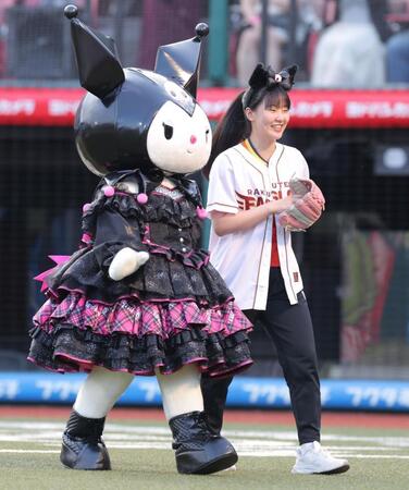 　セレモニアルピッチを終え、クロミ（左）と歩く張本美和（撮影・西岡正）