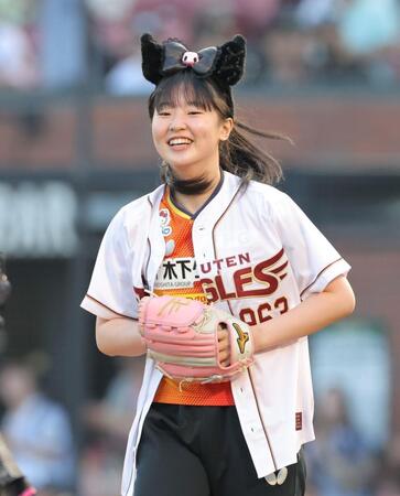 　セレモニアルピッチを終え、笑顔を見せる張本美和（撮影・西岡正））