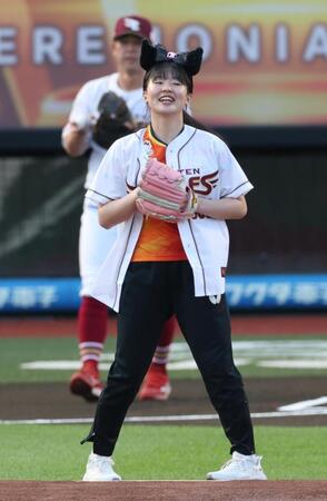 　セレモニアルピッチを務め笑顔の張本美和（撮影・金田祐二）