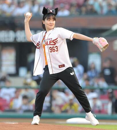 　セレモニアルピッチを行う張本美和（撮影・西岡正）