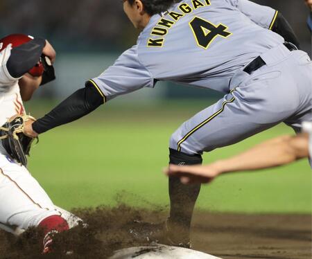 　４回、辰己の左犠飛で坂本が三塁へ送球、熊谷がタッチもセーフの判定（撮影・西岡正）