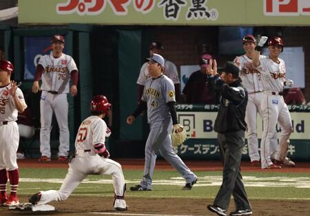 　４回、武藤（５０）に逆転２点三塁打を浴び厳しい表情の村上（撮影・金田祐二）