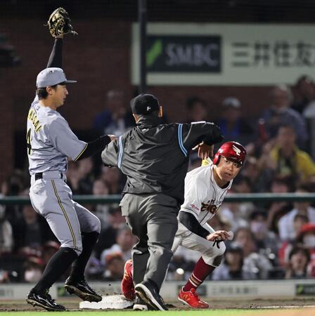 　４回、辰己の犠飛で渡辺佳が三塁を狙うも、塁審の手が上がりかかる（撮影・田中太一）