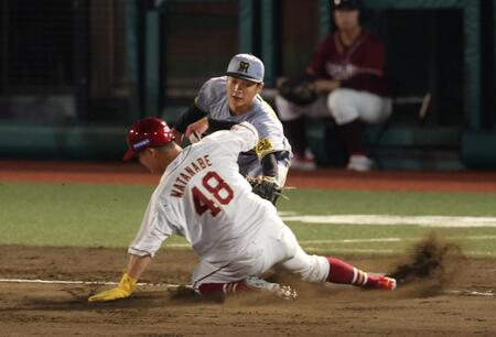 　４回、辰己の犠飛で三走が生還の間に二走・渡辺佳の進塁を許す熊谷（撮影・金田祐二）