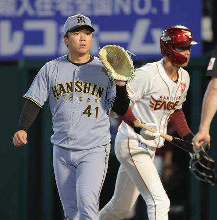 　４回、辰己に犠飛を浴びた村上（撮影・西岡正）