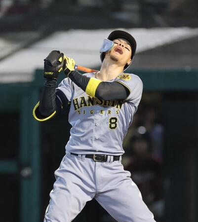 　５回、空振り三振に凡退し、声を上げて悔しがる佐藤輝（撮影・西岡正）