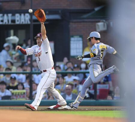 　３回、遊前内野安打で出塁する近本（撮影・西岡正）