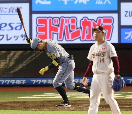 　９回、佐藤輝が右飛に倒れゲームセット（撮影・金田祐二）