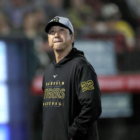 　７回、投手交代を告げ、ベンチへ戻る藤川監督（撮影・田中太一）