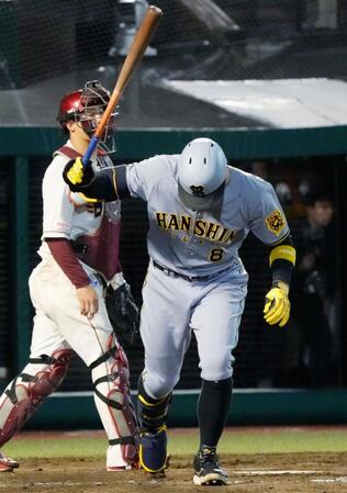 　９回、佐藤輝が右飛に倒れ、試合終了。捕手太田