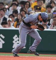　８回、平沼の打球を失策する大山（撮影・堀内翔）