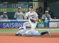 　８回、打者・大山の時、けん制死する佐藤輝（撮影・西岡正）