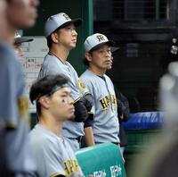　８回、満塁の好機で佐藤輝（手前）がけん制死し、戦況を見つめる藤川監督（撮影・田中太一）