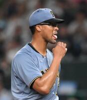 　２回、西川に四球を与えて舌を出すデュプランティエ（撮影・堀内翔）