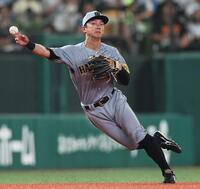 　５回、セデーニョの打球を好捕し一塁へ送球する熊谷（撮影・田中太一）