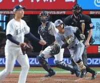 　３回、左前打を放つ熊谷（撮影・西岡正）