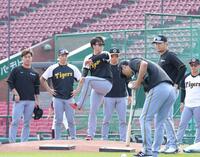 　投手陣の最初にマウンドを確認する村上（中央）＝撮影・西岡正