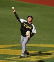 　先発の村上（撮影・金田祐二）