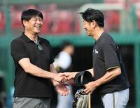 　田中コーチと握手をする川崎憲次郎氏（撮影・田中太一）