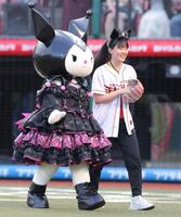 　セレモニアルピッチを終え、クロミ（左）と歩く張本美和（撮影・西岡正）