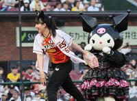 　ファーストピッチで投げる張本美和（撮影・田中太一）