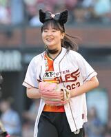 　セレモニアルピッチを終え、笑顔を見せる張本美和（撮影・西岡正））